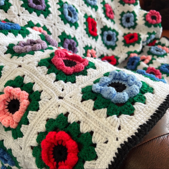Beautiful VTG Handmade Flower Afghan Blanket - Picture 3 of 16